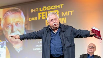 Bild: Andreas Arnold/dpa
Wolf Biermann, der im kommenden Monat 90 Jahre alt wird, tritt auf der Frankfurter Buchmesse auf.