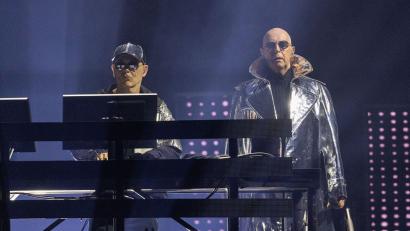 Bild: Suzan Moore/PA Wire/dpa
Neil Tennant (rechts) und Chris Lowe von den Pet Shop Boys bei einem Konzert 2023 in London. (Archivbild)