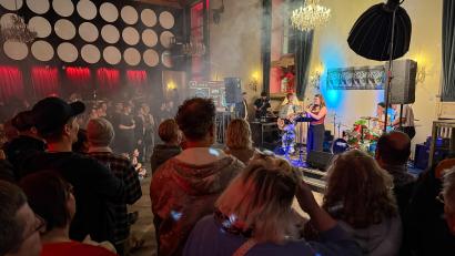 Archivbild: Petra Hartl
Beim Altstadtfest in Amberg am Freitagabend war der Casinosaal schon einmal die Heimat der Open Stage. Am Freitag, 16. Oktober, versuchen die Veranstalter ganz ohne großes Stadtfest den Sall voll zu bekommen.