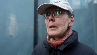 Bild: Mark Lennihan/AP/dpa
Anne Carson - hier 2019 in New York - ist die diesjährige Literaturnobelpreisträgerin. (Archivbild)