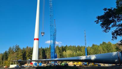 Bild: Jonas Storch
Die Höhe einer Windkraftanlage ist von so nah nicht auf ein Bild zu bringen. Im Vordergrund ein Rotor der selbst 84 Meter lang ist.
