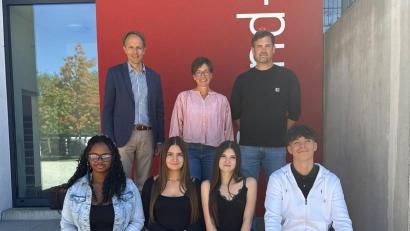 Bild: Jutta Gebhardt
Hinten von links: Schulamtsdirektor Stephan Tischer, Förderlehrerin Jutta Gebhardt und Lehrer Philipp Mitterer. Vorne von links: Saniyah Hayes, Adelina Baumbach, Kristina Dechant und Santino Barille.