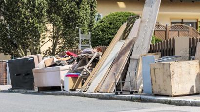 Archivbild: Hösamer
Eine Gratis-Sperrmüllsammlung, bei der die Bürger ihre Gegenstände vors Haus stellen, gibt es im Landkreis Schwandorf nicht mehr. Im vorigen Jahr blieb zu viel Unrat, der kein Sperrmüll war, einfach liegen. Ein neuer Abholservice wird kostenpflichtig.