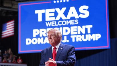 Bild: Alex Brandon/AP/dpa
Es ist bereits Trumps dritte Reise nach Texas innerhalb eines Monats.