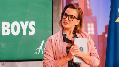 Bild: ZDF/Jens Hartmann
Die gebürtige Oberpfälzerin Kathrin Anna Stahl legt sich bei ihrem Auftritt in "Die Anstalt" mit dem Bundeskanzler und der AfD an. Sie spielt dessen Image-Beraterin.