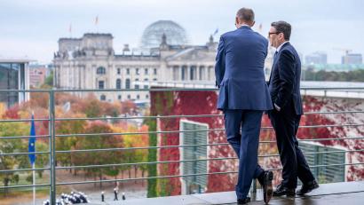 Bild: Michael Kappeler/dpa
Beim Treffen mit seinem britischen Amtskollegen Andy Burnham sprach Kanzler Merz von einem historischen Tag.