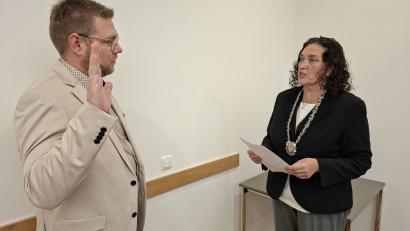 Bild: Hans Prem
Bürgermeisterin Tina Zeitler (rechts) nahm dem neuen Marktgemeinderat Roland Steger (links), der für Katrin Hüttner in den Marktrat nachgerückt ist, in der Sitzung am Dienstag den Amtseid ab.