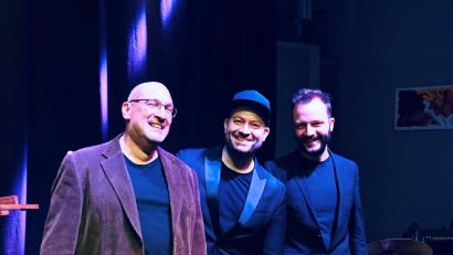 Bild: Joel Locher
Das Marian-Petrescu-Trio feat. Stephan Zimmermann ist beim Weidener Jazzherbst 2026 im Bistrot Paris zu hören.