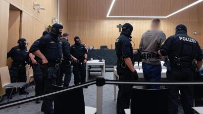 Archivbild: Kathrin Halbhuber
Der Angeklagte steht immer noch unter massiver Polizeiüberwachung. Mehrere USK-Beamte begleiten ihn in den Gerichtssaal des Landgerichts Weiden.