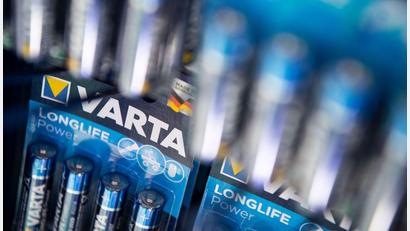 Bild: Marijan Murat/dpa
Die Haushaltsbatterien-Sparte von Varta löst sich vom Mutterkonzern. (Archivbild)