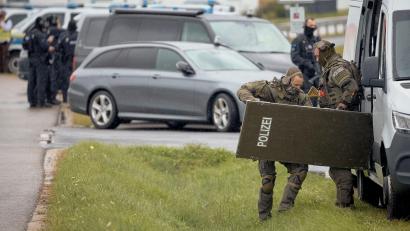 Bild: Tizian Gerbing/dpa
Spezialkräfte der Polizei sind nach schussähnlichen Geräuschen in Berngau (Landkreis Neumarkt in der Oberpfalz) im Einsatz. Bei Schüssen sind nach ersten Erkenntnissen der Polizei zwei Menschen verletzt worden.