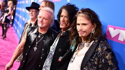 Bild: Charles Sykes/Invision/AP/dpa
Die Rockband Aerosmith tritt mit zahlreichen Gästen in Los Angeles auf. (Archivbild)