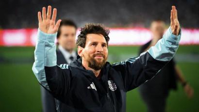 Bild: Martin Cossarini/dpa
Lionel Messi nach seinem Abschiedsspiel in der argentinischen Nationalmannschaft.