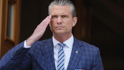 Bild: Kay Nietfeld/dpa
US-Verteidigungsminister Pete Hegseth hat angekündigt, die geplante Erschießung eines Attentäters öffentlich stattfinden zu lassen. (Archivbild)