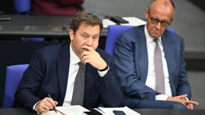 Bild: Michael Brandt/dpa
Merz und Klingbeil wirkten nachdenklich im Bundestag.
