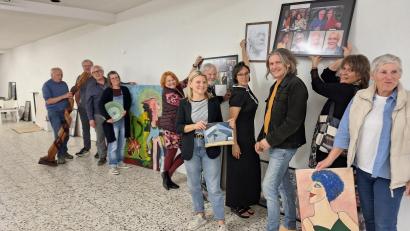 Bild: bl
Die Künstler, die über "Kreativ in Schönsee" (KIS) zusammengefunden haben, rüsten sich für ihre erste Gemeinschaftsausstellung in der Hauptstraße 29.