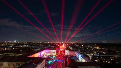 Bild: Peter Kneffel/dpa
Eine Lasershow statt Feuerwerk gab es auf der Münchner Ludwigstraße 2025 (Archiv).