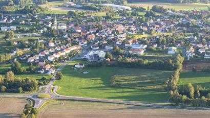 Archivbild: mür
Der Ortseingang Nord von Plößberg soll neu strukturiert werden. Für die Erschließung des Baugebiets liegt nun die Entwurfsplanung vor.