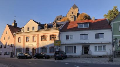 Bild: Werner Robl
Viele der Häuser am Falkenberger Marktplatz tragen historische Hausnamen, die aus Berufen oder Vor- und Zunamen gebildet wurden.