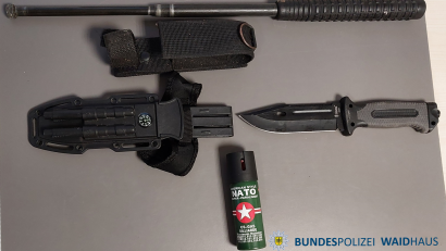 Symbolbild: Bundespolizei
Bei einer Kontrolle auf der A6 bei Waidhaus entdeckt die Bundespolizei drei griffbereite Waffen in einem Auto.