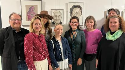 Bild: Renate Neuhierl | medbo KU
Opa Emil mittendrin: Prof. Dr. Markus Wittmann (von links), Sonja Dobmeier, Sophie Grüner, Eva Achatz, Karin Achatz, Ursula Wohlfeld, Brigitte Lindner, Jürgen Huhn vor dem Portrait Emil Schickers.