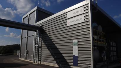 Bild: olr
Seit wenigen Wochen ist die neue Power-to-Heat-Anlage bei Leonhard Kurz in Sulzbach-Rosenberg am Netz. Sie erzeugt Prozesswärme mit Strom und speichert sie für die spätere Nutzung in der Produktion.
