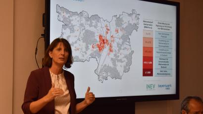 Bild: Richard Braun
Christina Albrecht von der Bayernwerk Netz GmbH stellt dem Stadtrat das Ergebnis ihrer Untersuchungen zur kommunalen Wärmeplanung vor.