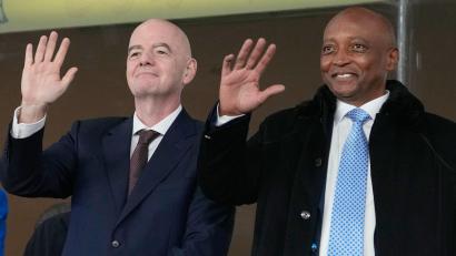 Bild: Themba Hadebe/AP/dpa
Afrikas Fußballpräsident Patrice Motsepe (r) steht fest an der Seite von FIFA-Chef Gianni Infantino. (Archivbild)