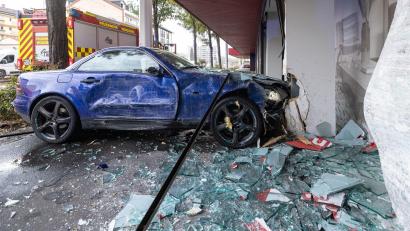 Bild: Christoph Weiss/dpa
In Würzburg ist eine junge Frau mit ihrem Auto in ein Möbelhaus gefahren. (Symbolbild)