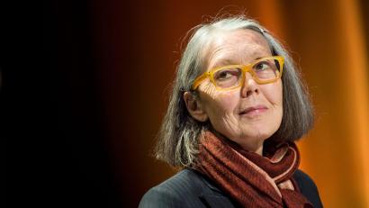 Bild: Pontus Lundahl/TT News Agency/AP/dpa
Cool und gelassen: So beschreibt ein Verleger Literaturnobelpreisträgerin Anne Carson. (Archivbild)