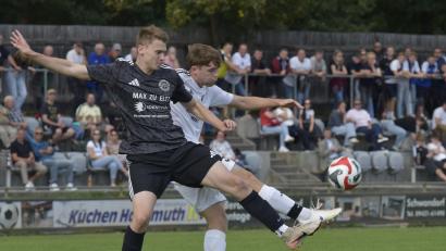Bild: Hans Mark
Lukas Reif (weißes Trikot) haben in dieser Saison noch kein Heimspiel gewonnen. Am Sonntag geht's wieder auf Reisen – nach Stulln.