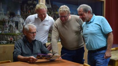Bild: szl
Das Organisations-Team der Plößberger Krippenschau: Schon seit Ende vergangenen Jahres sind Manfred Kopp, Josef Haubner, Jörn Schedl und Harald Gerl (von links) mit den Vorbereitungen für die 12. Plößberger Krippenschau beschäftigt.