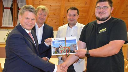 Bild: Helmut Kunz
Herzlichen Glückwunsch: Die Bürgermeister-Troika Benjamin Zeitler, Jürgen Meyer und Stephan Gollwitzer (von links) gratuliert Thomas Fleischmann zur Wahl des Ortssprechers.