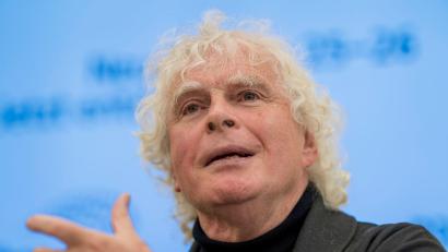 Bild: Peter Kneffel/dpa
„Nie glücklicher“ - Rattle verlängert in München. (Archivbild)
