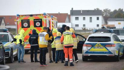 Bild: Tizian Gerbing/dpa
Wegen schussähnlicher Geräusche läuft ein größerer Polizeieinsatz in Berngau (Landkreis Neumarkt in der Oberpfalz).