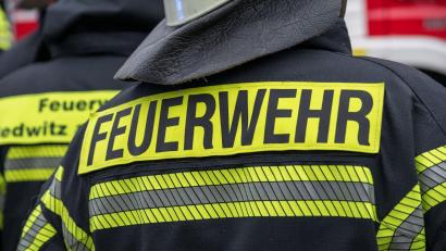 Bild: Daniel Vogl/dpa
Die Feuerwehr rückt mit einem Großaufgebot an. (Symbolbild)