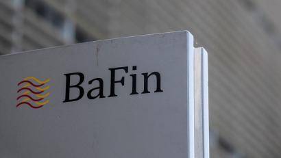 Bild: Boris Roessler/dpa/dpa-tmn
Die Bafin brummt VW eine Millionenstrafe auf.