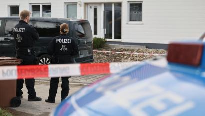 Bild: Daniel Löb/dpa
In Berngau bei Neumarkt hat sich in der Nacht von Donnerstag auf Freitag ein tragischer Vorfall ereignet. Auch Beamte der Amberger Polizei waren im Einsatz.