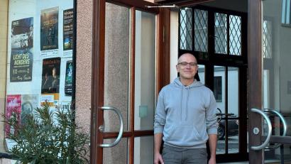 Bild: san
Andreas Wörz vor seinem Ring-Theater in Amberg. Den Kino-Charakter des seit den 1990er Jahren denkmalgeschützten Hauses will er unbedingt erhalten. Mit einem Förderverein hat der Kulturbetrieb am Spitalgraben eine neue Struktur bekommen. Auch stehen Investitionen an.