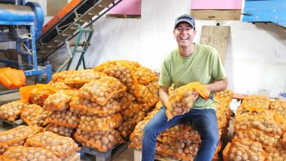 Bild: Gertraud Portner
Landwirt Sebastian Betz aus Weiding ist Kartoffelbauer aus Leidenschaft. Einmal pro Woche werden die Knollen für den Direktvertrieb sortiert und verpackt.