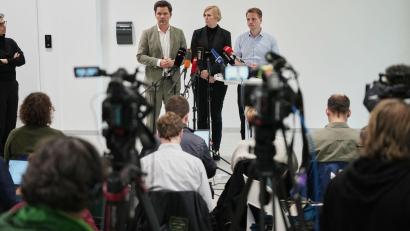 Bild: Sven Kaeuler/dpa
Vertreter von SPD, Linken und Grünen in Berlin beraten über die Chancen einer Regierungsbildung.