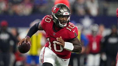 Bild: Tony Gutierrez/AP/dpa
Quarterback Jalon Daniels wirft für die Tampa Bay Buccaneers gegen die Dallas Cowboys einen Touchdown.