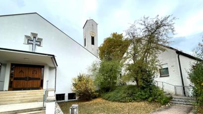 Bild: Susanne Schwab
Das Evangelische Gemeindehaus (rechts im Hintergrund) neben der Auferstehungskirche soll zur offenen Anlaufstelle und zum Ort der Begegnung werden, während die Quartiersarbeit im gesamten Stadtteil stattfinden wird.
