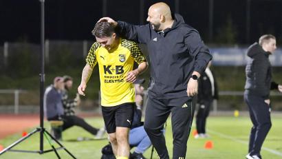 Archivbild: Hubert Ziegler
Gegen Burglengenfeld gab es für FCA-Cheftrainer Erkan Kara (rechts) noch Grund zum Jubeln. Nach der Niederlage gegen Schlusslicht Bogen nimmt er seine Mannschaft vor dem wichtigen Duell gegen Kareth nun in die Pflicht.