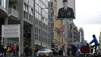 Bild: Michael Brandt/dpa
Bei Grabungen am Checkpoint Charlie wurden unter anderem Reste der alten Grenzanlage gefunden. (Archivbild)