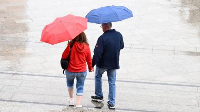 Bild: Roberto Pfeil/dpa
In Bayern sollten die Menschen in den kommenden Tagen ihre Regenschirme dabeihaben. (Symbolbild)