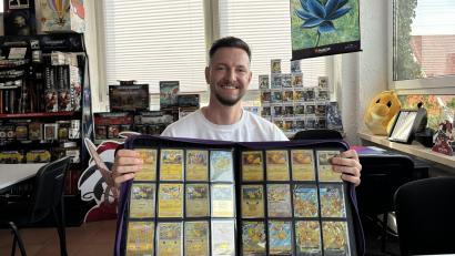 Bild: mcl
Sandro gibt einen Einblick in seine Pokémon-Sammlung. Manche Karten sind selten und können dadurch einen hohen Wert erreichen.