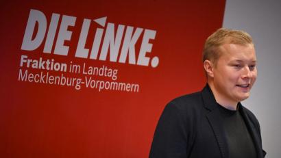 Bild: Philip Dulian/dpa
Die Linke stimmt nach einer mehrstündigen Landesvorstandssitzung für Koalitionsverhandlungen mit SPD und Grünen. (Archivbild)