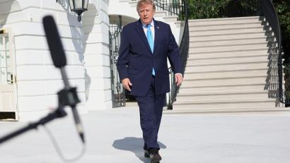 Bild: Tom Brenner/AP/dpa
Trump verkündet den Namen seiner neuen Pressesprecherin. (Archivbild)