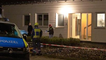 Bild: Tizian Gerbing/dpa
Die Polizei sichert den Tatort rund um das Haus des Tatverdächtigen. Bei einer Waffenkontrolle in der Oberpfalz sind eine Mitarbeiterin und ein Mitarbeiter des Landratsamts Neumarkt erschossen worden.
